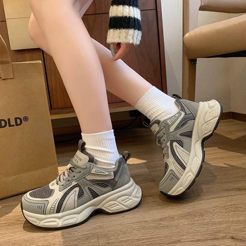Новые весенне-осенние кроссовки на платформе в стиле 'dad shoes' увеличенной высоты и легкие, а спортивная обувь — супермодные и маленькие повседневные туфли.
