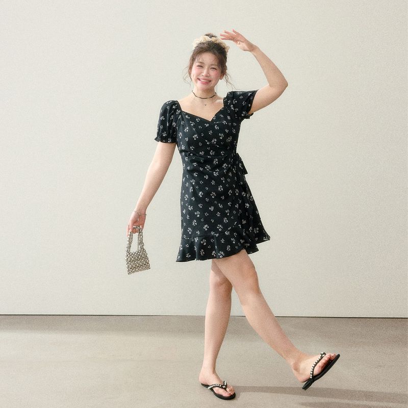 Clothing for Adults, New Style Dress for Slightly Chubby Women, Slimming Effect, Beach Vacation Style, Black Floral Dress with a Sense of Design
