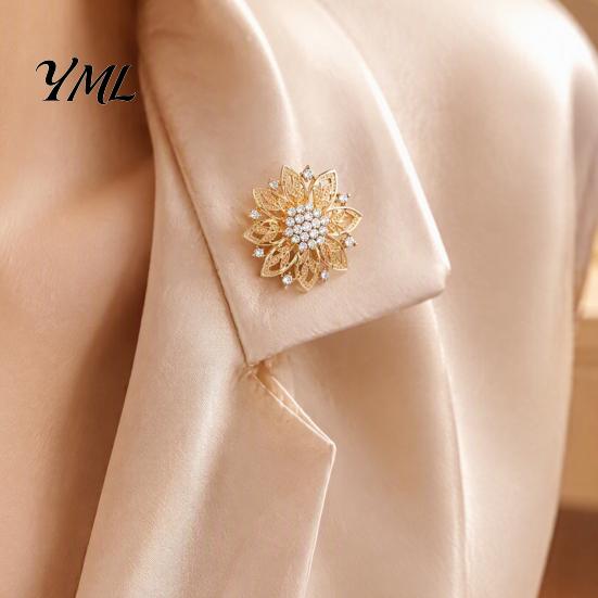 Floral Badge Pin Hollow Rhinestone Flower Brooch, Alloy Decorative Lapel Pin, Retro Pins Vintage Clothing Jewelry for Wedding Party Prom Shirt Collar