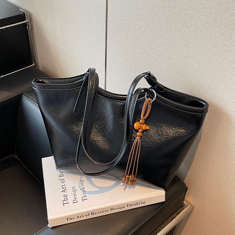 Ретро сумка женская большой вместимости 2025 новая осень и зима универсальная простая наплечная сумка текстурная сумка-тоут для поездок