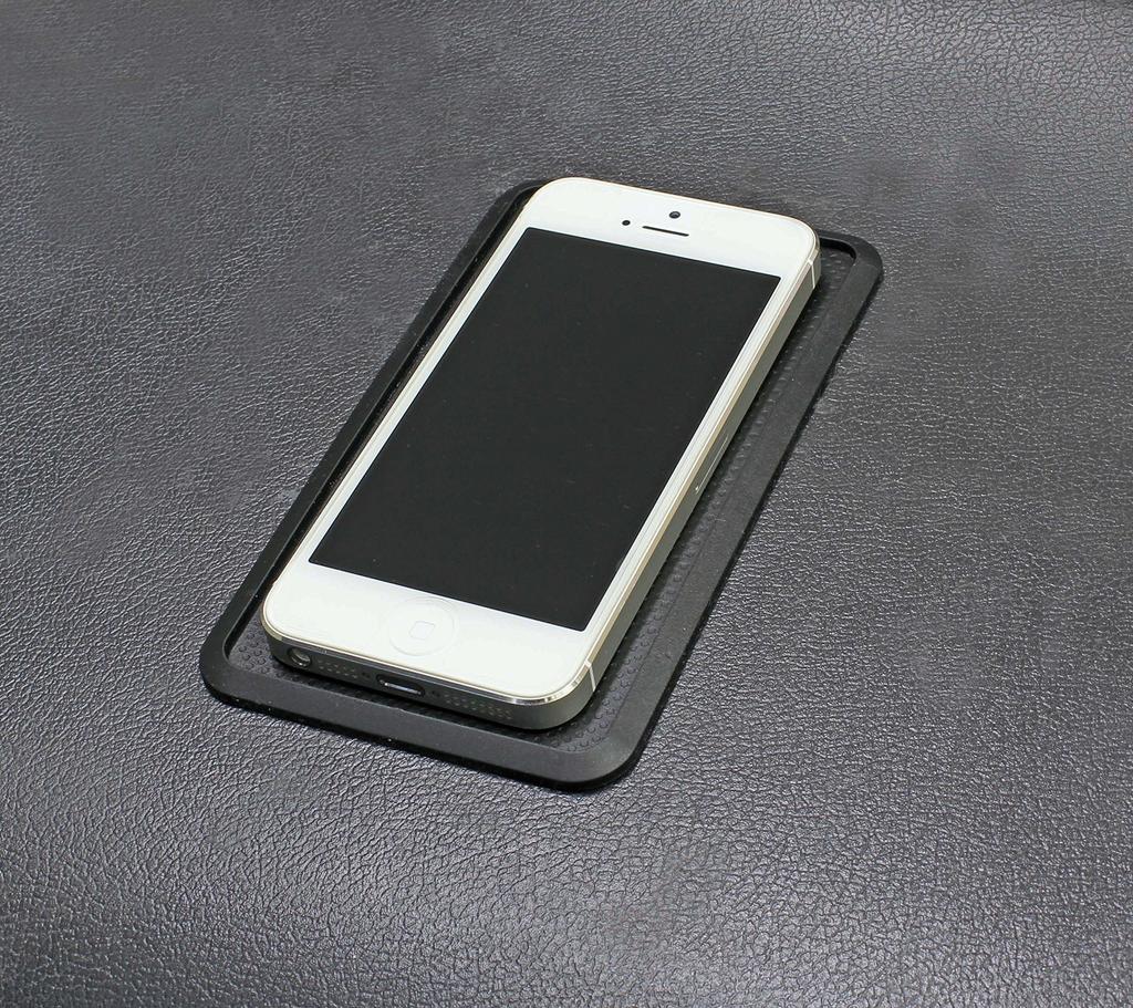 Нескользящий коврик Napolex Genuine sense car с бортиком, который повторяет форму приборной панели. Легко всасывается после мытья водой. Удобный для восстановления.