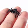 50 шт., декоративные пауки на Хэллоуин, маленькие черные пластиковые поддельные игрушки-пауки, забавная шутка, розыгрыш, реалистичный реквизит