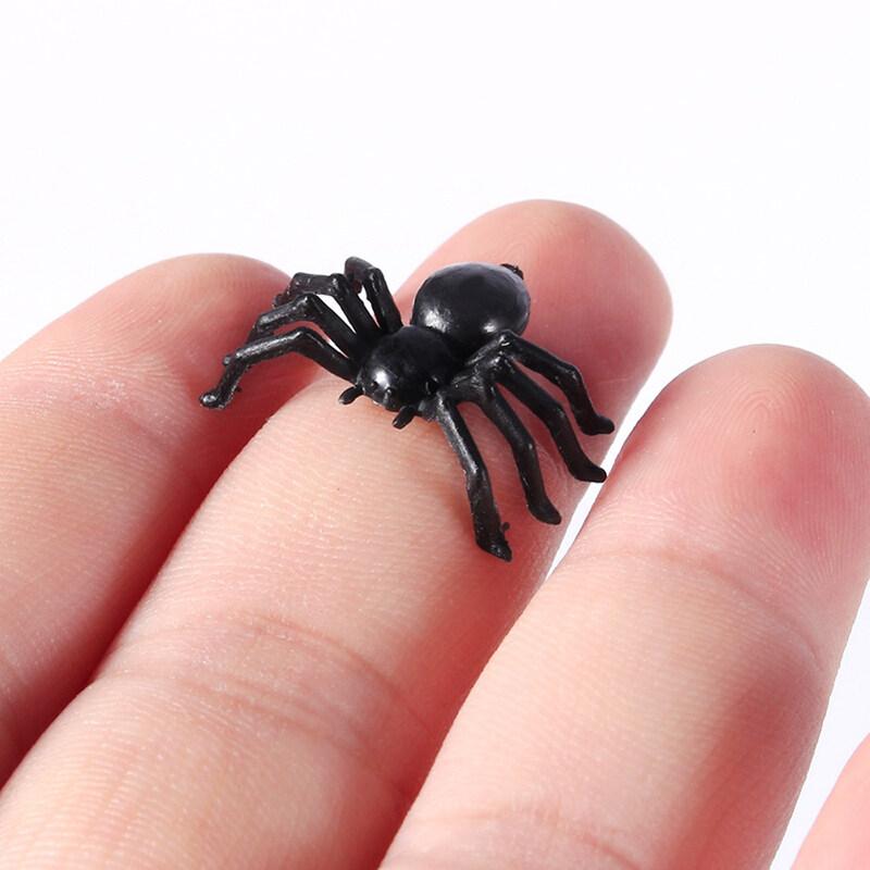 50 шт., декоративные пауки на Хэллоуин, маленькие черные пластиковые поддельные игрушки-пауки, забавная шутка, розыгрыш, реалистичный реквизит