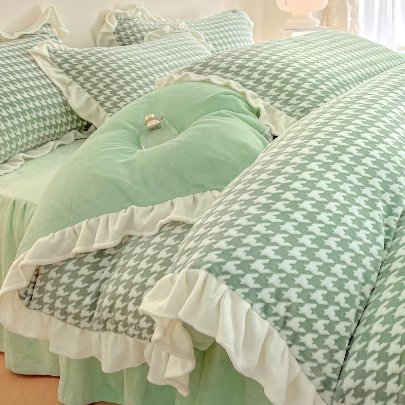 Утолщенный комплект из четырех предметов из молочного флиса, Утолщенное постельное белье из флиса, Зимний резной коралловый флис, Пододеяльник, Простыня, Юбка для кровати