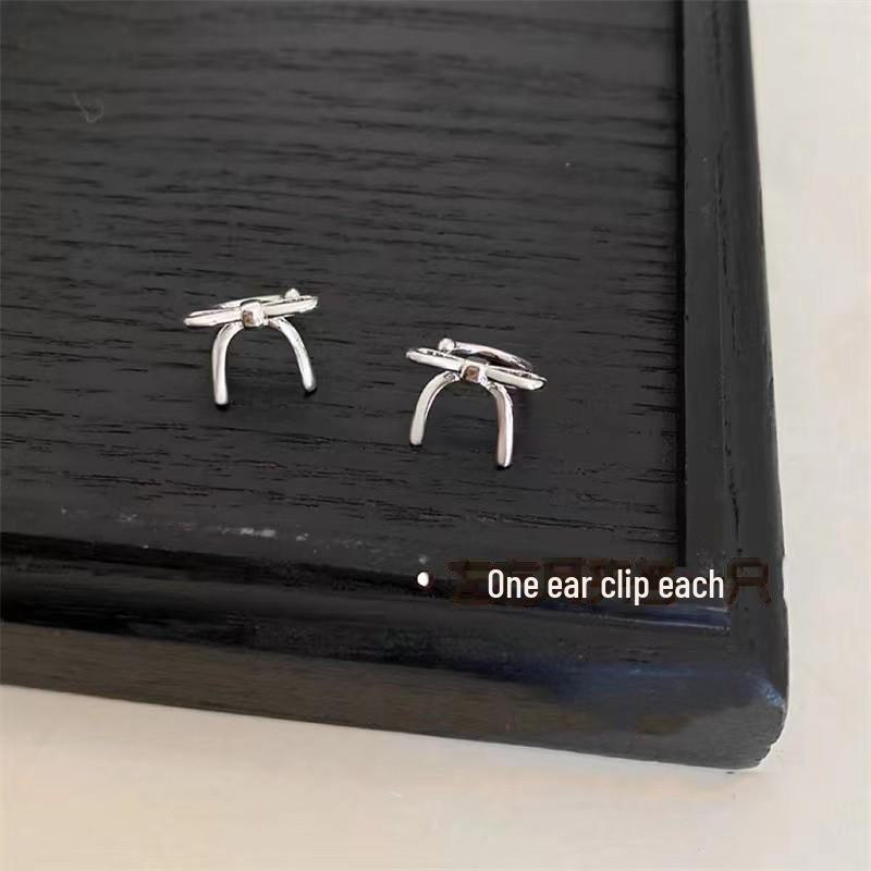 "Autumn Winter Snowflake Zircon Ear Clip: Elegant and Luxurious Ear Clip for a Festive, No-Piercing Required Look"