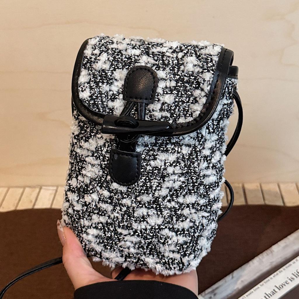 Сумка для мобильного телефона с угловой пряжкой 2025 новая модная популярная маленькая квадратная сумка мини ретро плюшевая контрастного цвета на плечо/кроссбоди