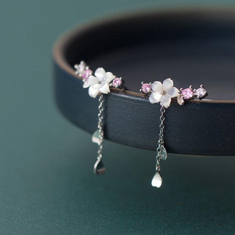 Серьги гвоздики в виде веточки с цветком и висящих капелек