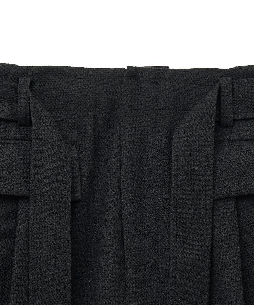 NOIRER Belted Six-Pocket Half Pants (Black)
