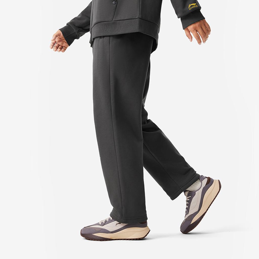 Li Ning Sports Lifestyle Series Letter Mid Waist Удобные дышащие флисовые прямые трикотажные спортивные брюки мужские брюки темно-серого цвета AKLU955-3