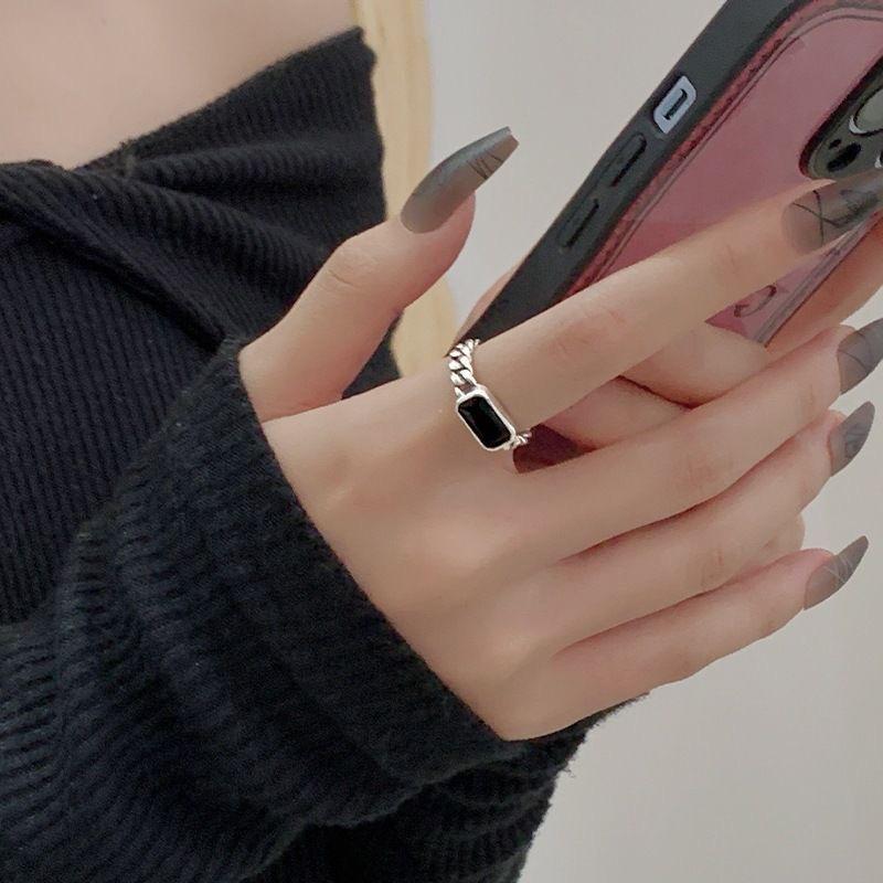 Черное каменное кольцо на указательный палец с цепочкой, женский нишевый дизайн, модная личность, новый тренд 2025