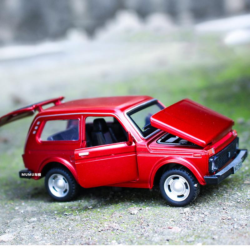 Diecast 1:32 LADA NIVA Jeep Alloy Retro Car Model Car Central Control Ornaments Sound and Light Toy Christmas Gifts for Children