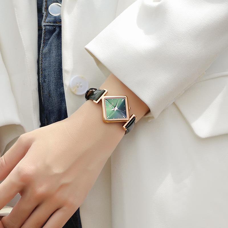 Часы женские студенческие версии простые темпераментные ретро литературные призматические маленькие зеленые часы женские водонепроницаемые женские часы
