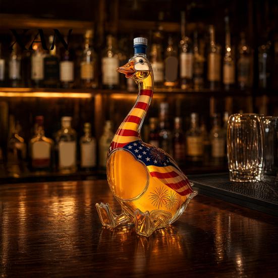 Bar Cabinet Display Piece Goose Shaped Whiskey Decanter, 3D Animal Glass Bottle with Stopper, Eye-catching Beverage Decanter Novelty Wine Dispenser