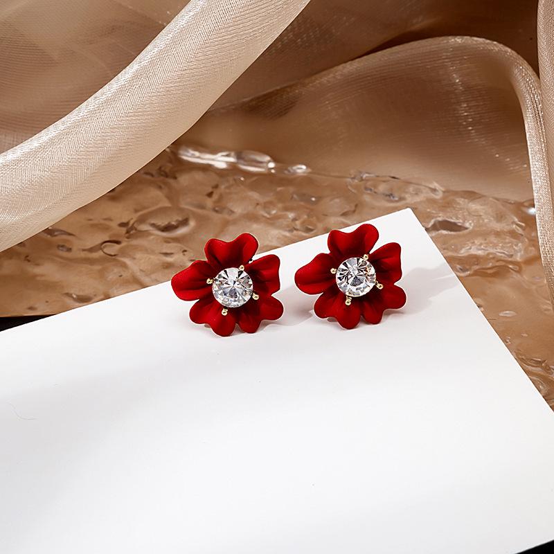 Серебряные асимметричные серьги-цветы в виде игл - элегантный стиль сказочного леса с изысканным дизайном тычинок