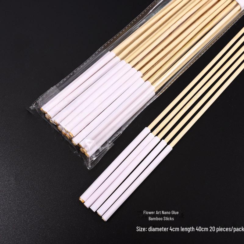 Подарок на детский день с мультяшным букетом: Цветочная композиция с бамбуковыми палочками и куклой.