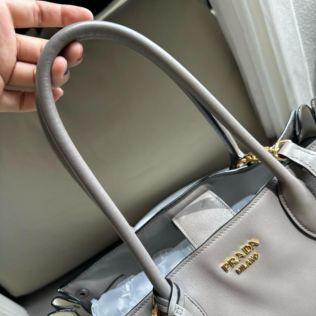 [Pre-Owned] Gray Leather Medium Tote Bag - Excellent #1V1CWGG