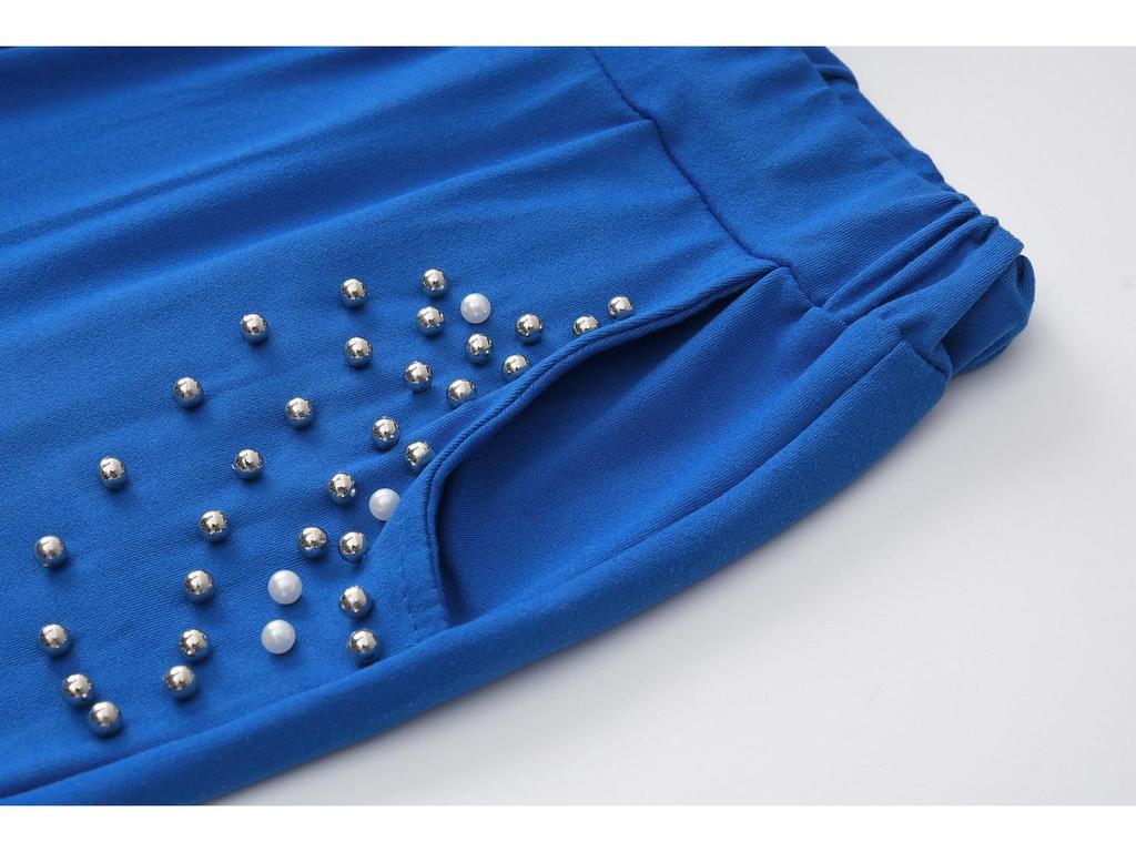 Осенний женский спортивный костюм из двух предметов с бисером и открытыми плечами