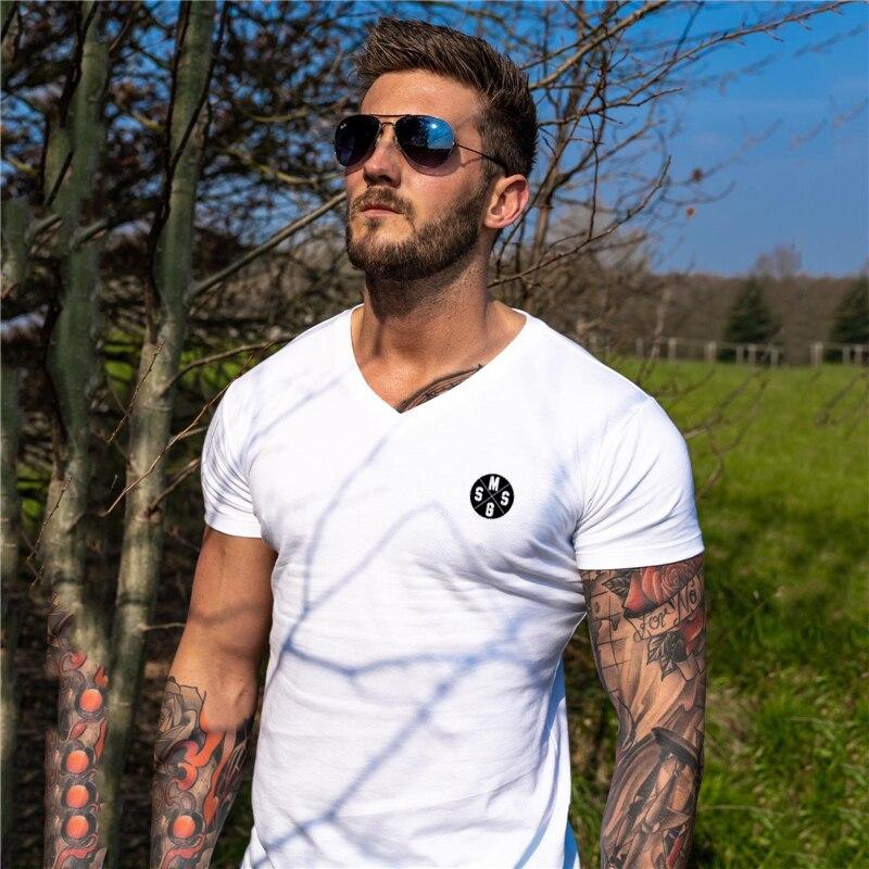 Muscleguys Новые поступления, мужские удобные хлопковые футболки с короткими рукавами, дышащая футболка с v-образным вырезом, модная приталенная футболка с короткими рукавами