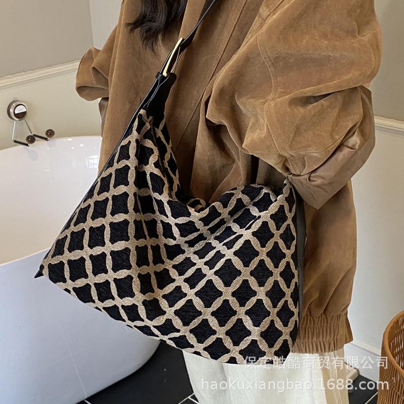 Сумка большой вместимости женская осенне-зимняя универсальная 2025 новая простая нишевая дизайнерская на плечо сумка-мессенджер сумка-тоут для поездок на работу