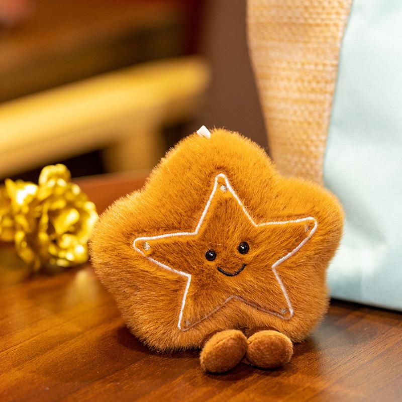 Рождественское праздничное украшение: Плюшевое дерево, Яблочный венок мира и Декоративная подушка в виде пряничного человечка.