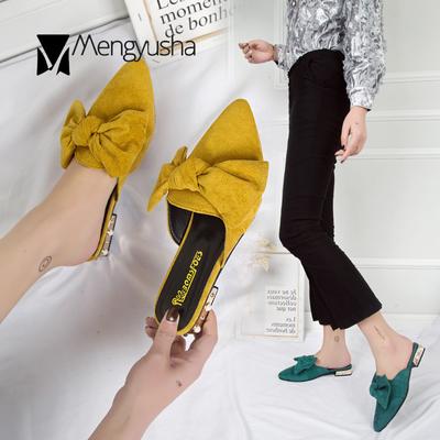 Модные туфли-мюли с закрытым носком, женские большие неглубокие тапочки с бабочкой, ленивые шлепанцы, модные жемчужные заклепки, низкие каблуки, слайдеры