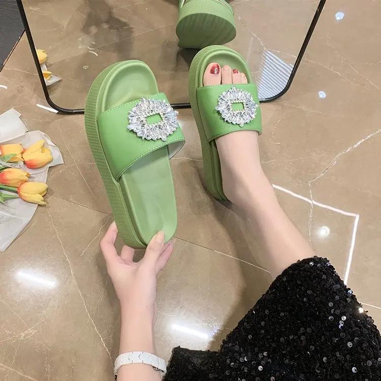 Модные новые летние тапочки с пряжкой из кристаллов и камней, женские босоножки на платформе, утолщенные каблуки, шлепанцы для улицы, женские туфли-маффины