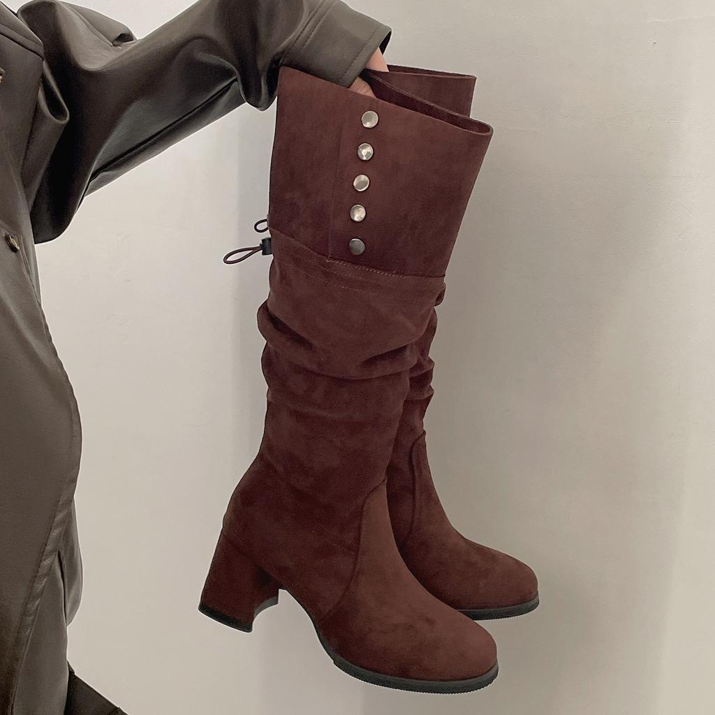 Модные зимние женские высокие сапоги из замши с острым носком, модные туфли-слипоны с ремешком и пряжкой, лаконичные ботильоны на толстом каблуке в рыцарском стиле, новинка 2025 года