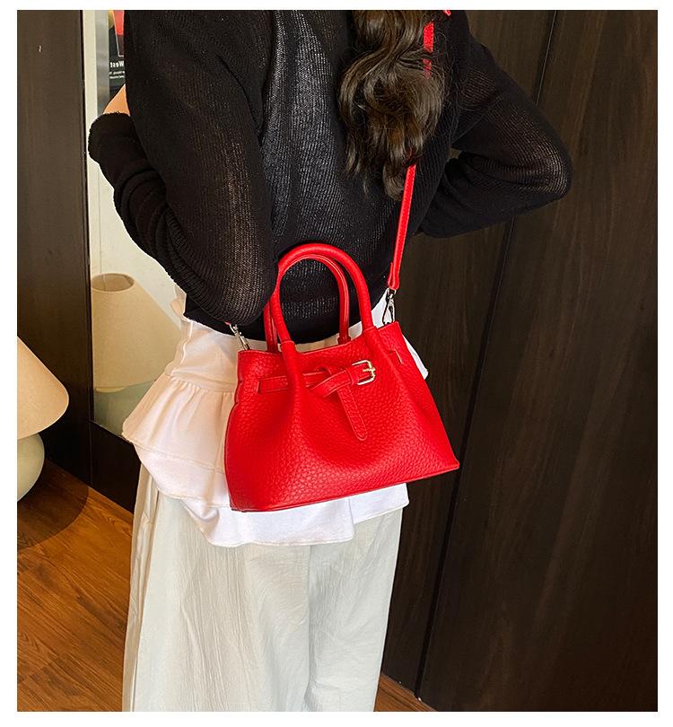 Популярная в этом году маленькая сумка женская лето 2025 новая универсальная супер огонь сумка-мессенджер повседневная портативная сумка-ведро