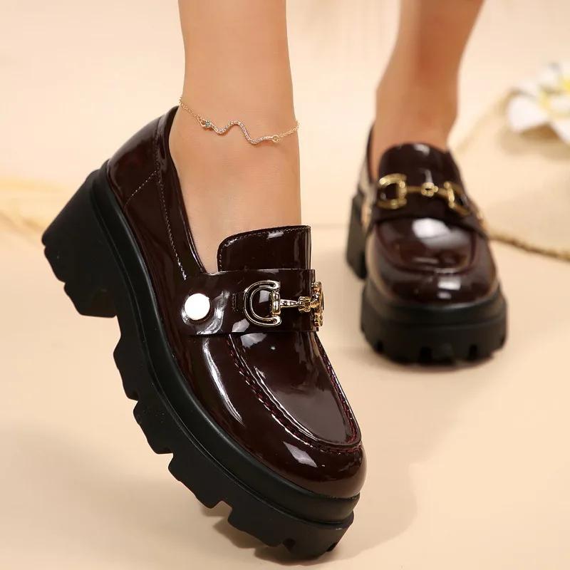 Модная обувь для женщин высокого качества, женские туфли-лодочки на один шаг, осенние, в британском стиле, с круглым носком, металлической отделкой, на массивном каблуке