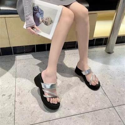 Модные хрустальные сандалии с ремешком между пальцем и бабочкой Женские 2025 Лето Пляжный отдых Блестящие ремешки Клинья Шлепанцы Женские Массивная платформа Шлепанцы