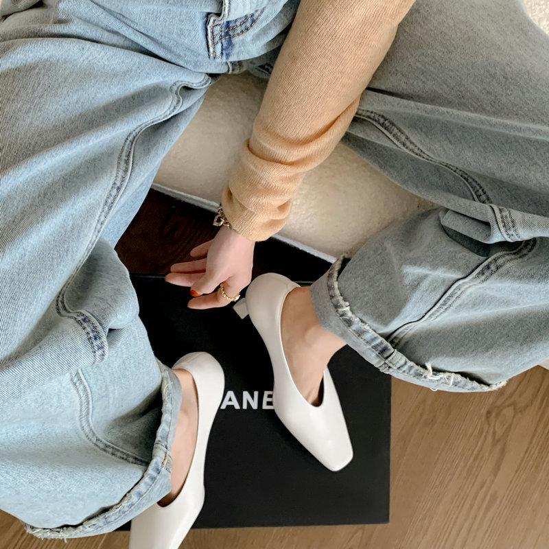 Fashion 2025 White Square Head High Heels Autumn New Temperament Thick With Niche Design V-Mouth Leather Vintage Single Shoes Women