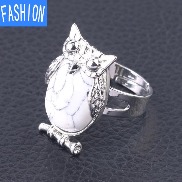 Металлическое регулируемое кольцо с выпуклым натуральным кристаллом в виде совы