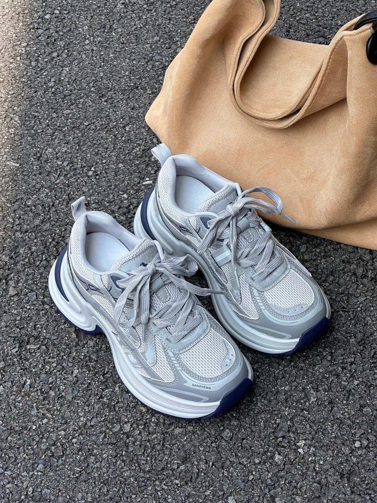 Кожаные кроссовки в корейском стиле для женщин, новинка осени 2025 года, на толстой подошве, с увеличением высоты, легкие и не утомляющие, универсальная повседневная спортивная обувь