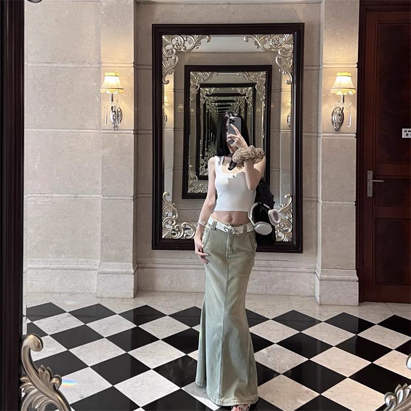 Женская летняя утягивающая майка на U-образном вырезе с широкими бретелями и стильной буквенной этикеткой