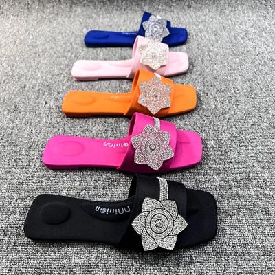 Женские роскошные тапочки с цветами и стразами, модные уличные повседневные сандалии на плоской подошве, женские шлепанцы с квадратным носком, пляжные праздничные шлепанцы