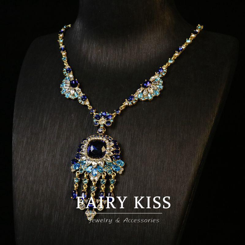 A French Retro, Exquisite and Elegant Set with Long Tassels studded with Diamonds, Featuring a Unique Design Artistic