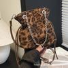 Популярные сумки этого года — женские осенне-зимние 2025 года новые нишевые сумки-мессенджеры с леопардовым принтом, повседневные переносные сумки-ведра.