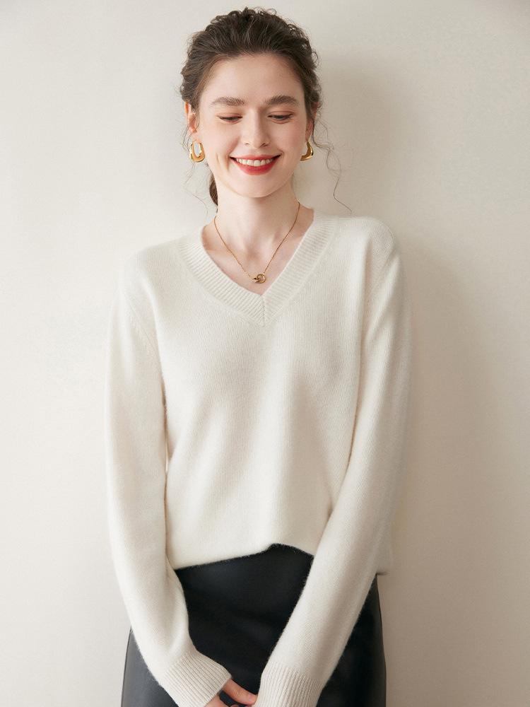 2025 Korean-Style Thick Cashmere V-Neck Loose Sweater - Women's Autumn/Winter Knit with Drop Shoulders and Long Sleeves.