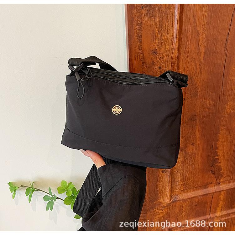 2025 новая простая однотонная нейлоновая ткань повседневная простая маленькая квадратная сумка большой вместимости многосекционная сумка через плечо