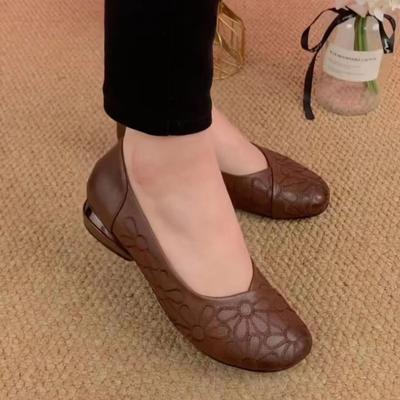 Туфли на низком каблуке с круглой головкой и мягкой подошвой для мам 2025 года, летние новые удобные туфли с легким носом в стиле ретро с мягкой поверхностью, маленькие кожаные туфли, одинарные туфли