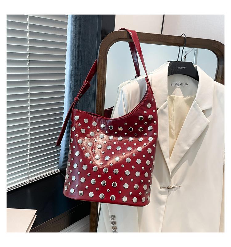 Сумка женская большой вместимости ретро личность трендовая крутая в горошек заклепки женская на плечо мессенджер