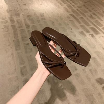 Квадратный носок с универсальными и элегантными сандалиями на плоской подошве для женщин, носящих серебристые сандалии летом