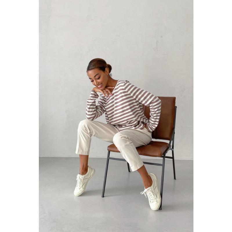 Женский свитер-пуловер с круглым вырезом и винтажной полоской