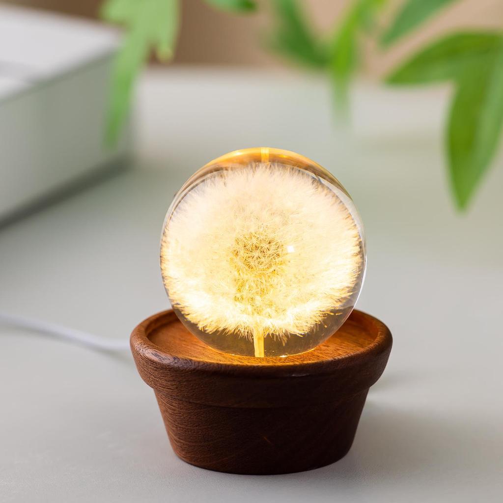 Ночной светильник в виде хрустального шара «Одуванчик» с 3D-резьбой и основанием из цельного дерева