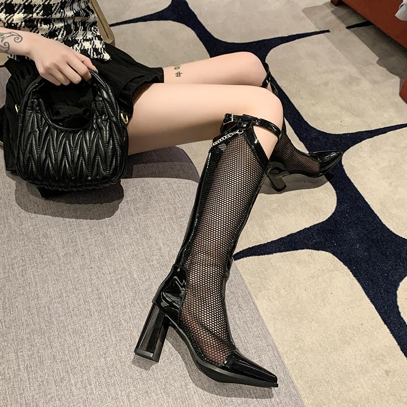 Мода 2024 года, черные сексуальные сетчатые полые сапоги, летние новые, с острым толстым каблуком, металлической цепочкой, модные дышащие высокие каблуки, крутые сапоги