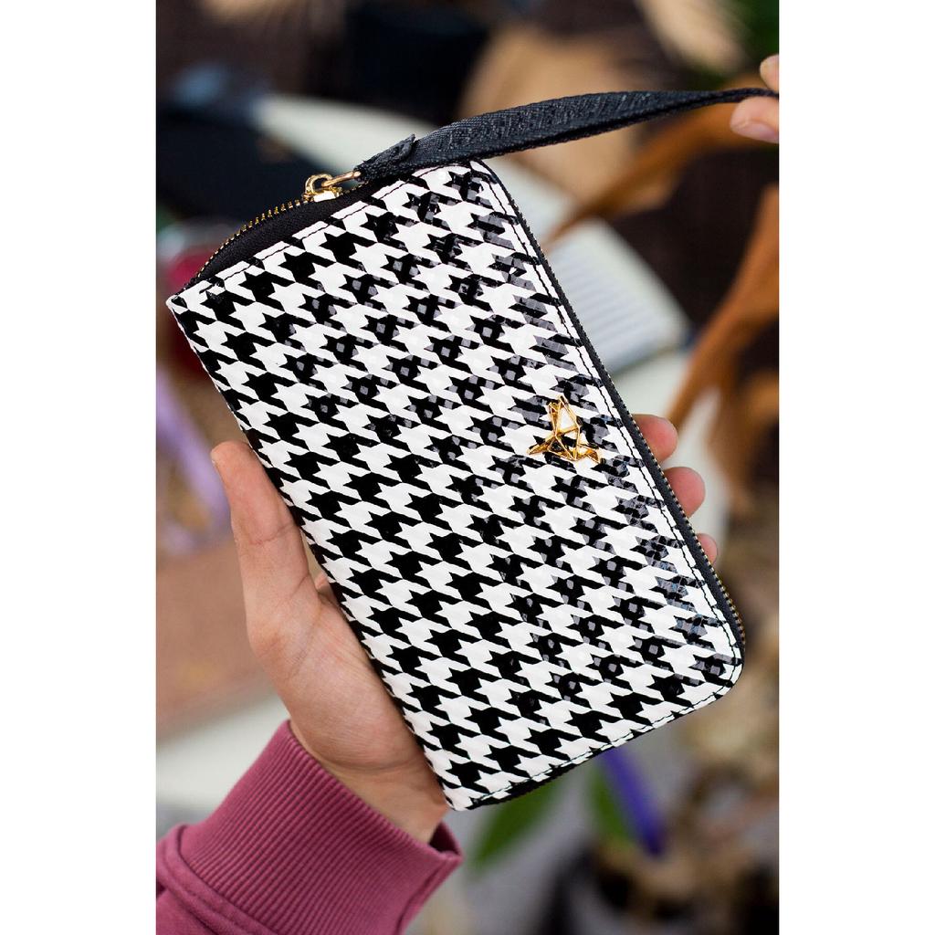 Tilburg Кошелек-портфель с ручкой на запястье и соломенным узором сливово-фиолетового цвета с большим количеством визитниц