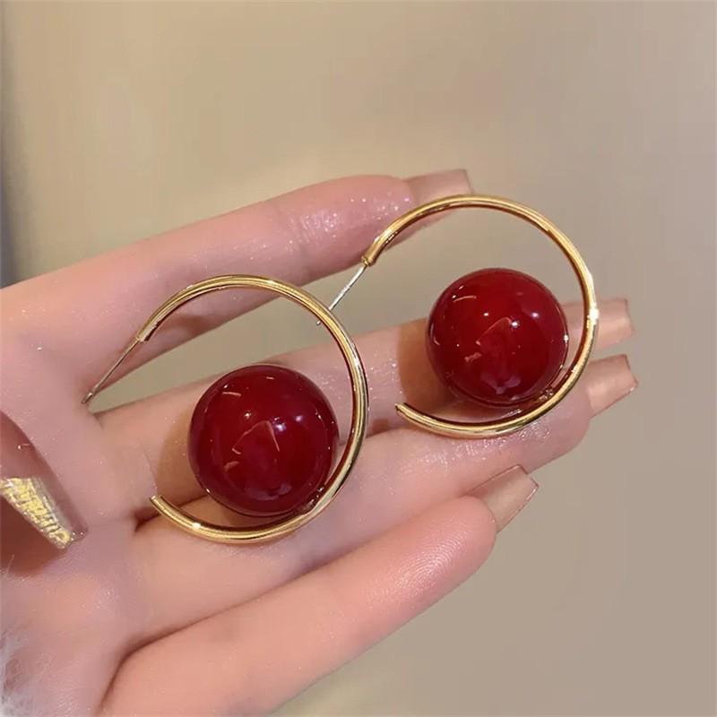 1 пара серег-пуссет с имитацией крупных жемчужин для женщин, нишевый дизайн, продвинутый стиль, новые серьги в иностранном стиле.