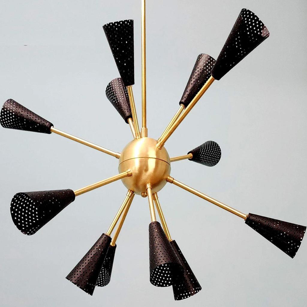Перфорированный латунный потолочный светильник «Спутник» с 12 коническими рукавами из черненой сетки. Идеальная люстра для помещений любого типа / Ресторана и офиса