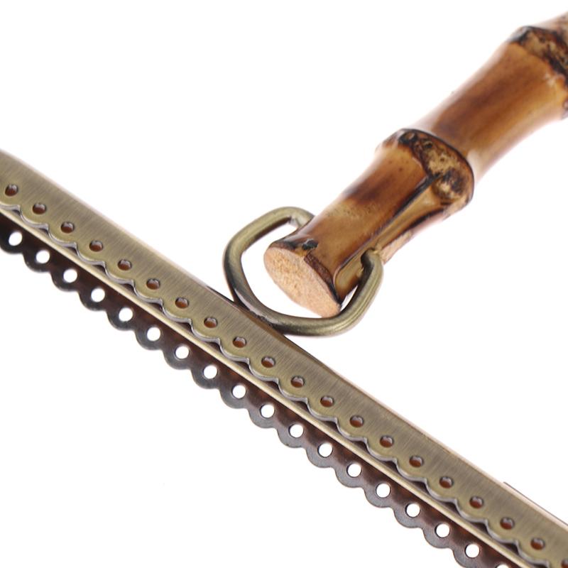 Сумочка-клатч с застежкой-замком «поцелуй» из металла и бамбуковой ручкой