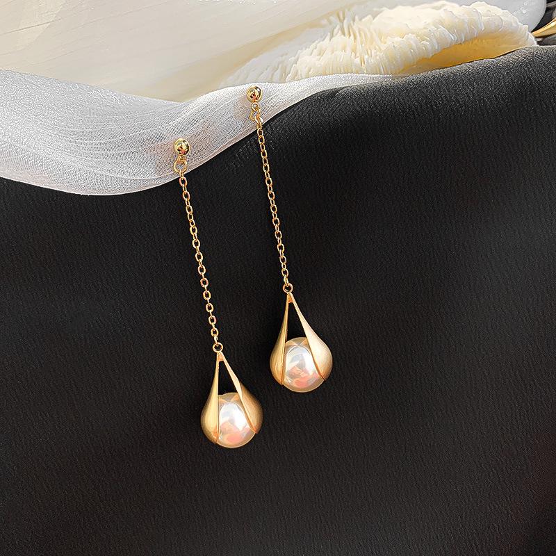 Korean S925 Sterling Silver Pearl Stud Earrings - Trendy and Elegant Design